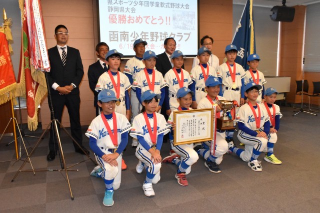仁科町長らと笑顔で記念写真に収まる選手たち＝函南町役場（撮影のためマスクを外しました）