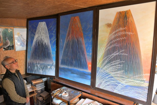 冬、春、秋の富士山を描いた３作品と松山さん＝熱海市下多賀の自宅
