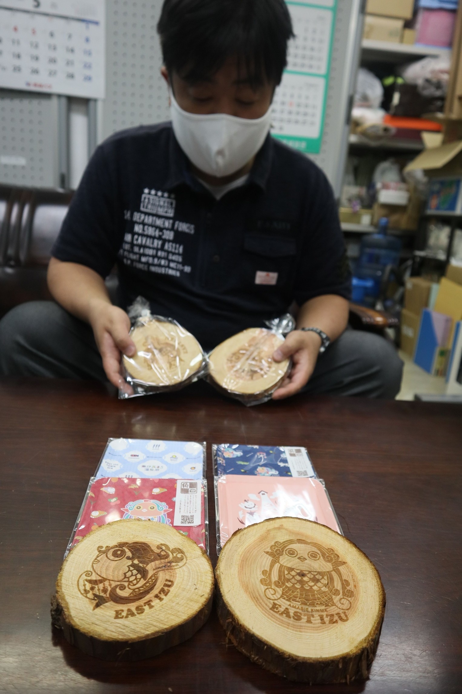 東伊豆町観光協会が製作した「アマビエ・キンメ」の木と紙のコースター