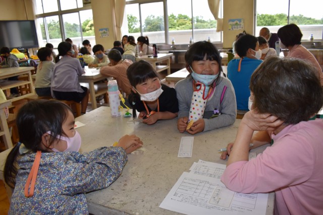 班活動で放課後子ども教室の名前を考える子どもたち＝伊東市の八幡野小