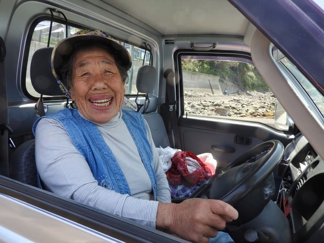 軽トラは仕事・生活の必需品。自宅から港まで毎日のように運転し、満面の笑みでハンドルを握る