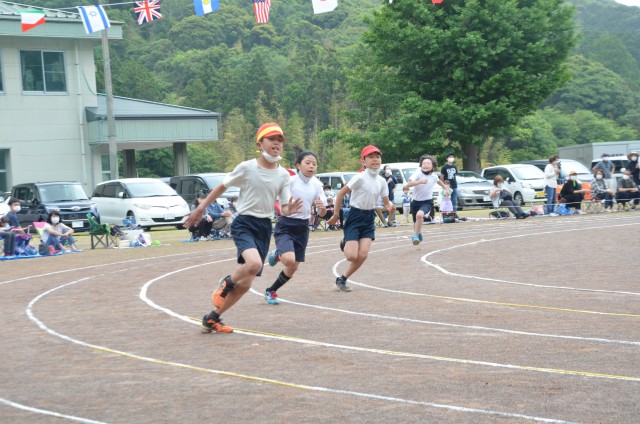 各競技に全力で挑む児童たち＝南伊豆町の南上小