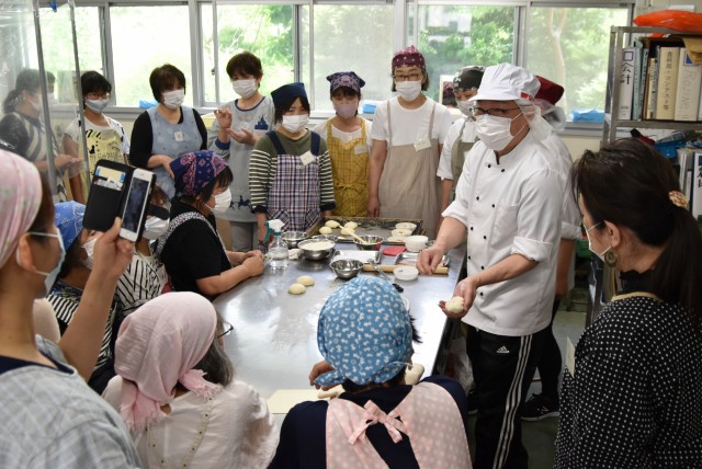 石田教諭（右から２人目）からパン作りの基礎を学ぶ受講生たち＝函南町の田方農業高