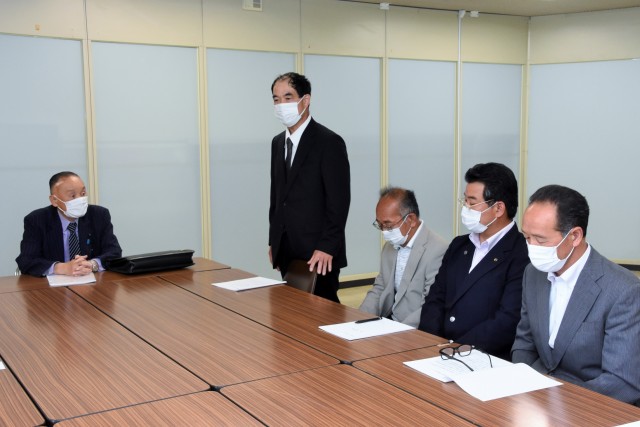 要望を述べる平川区長（左から２人目）＝県下田総合庁舎