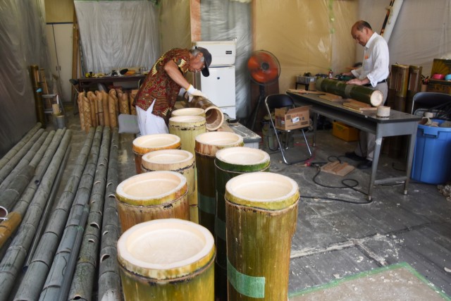 竹明かりイベントで展示する竹細工オブジェを準備するメンバー＝下田市内