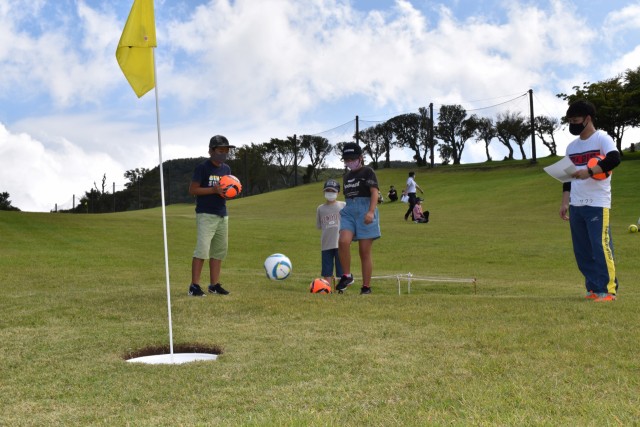 フットゴルフを楽しむ子どもたち＝伊東市郊外の天城高原ゴルフコース
