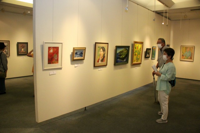 会員それぞれが自由な画風で描いた作品が並ぶ遊彩会展＝三島市本町のギャラリー７０１