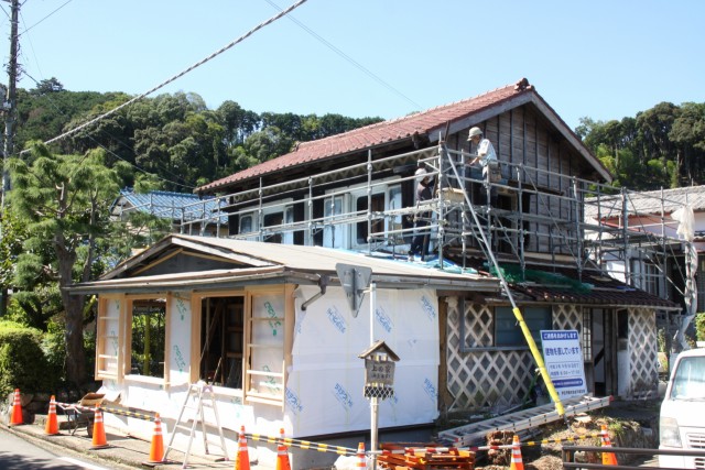 増設部分や壁などの整備が進む「上の家」＝伊豆市湯ケ島
