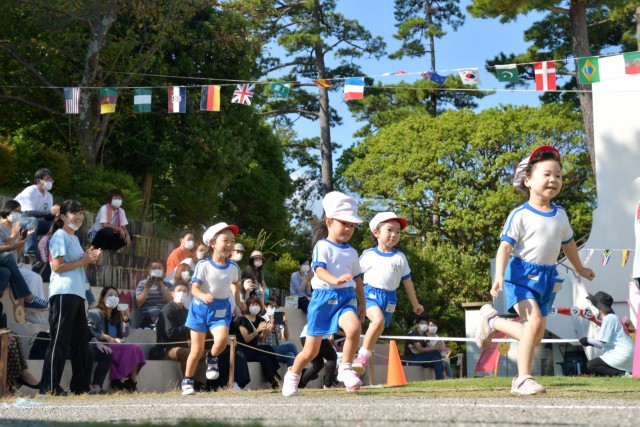 保護者の声援を受けながら園庭を走り回る４歳児たち＝熱海市海光町のＭＯＡあたみ幼児学園