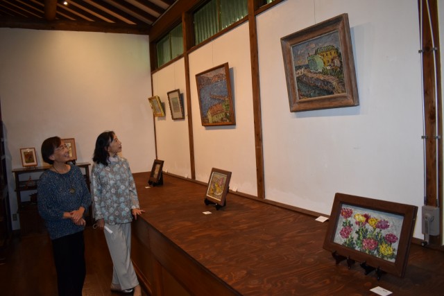 展示した作品を見ながら祖父井上重生さんをしのぶ稲葉さん（左）と鈴木さん＝伊東市八幡野の城ケ崎文化資料館