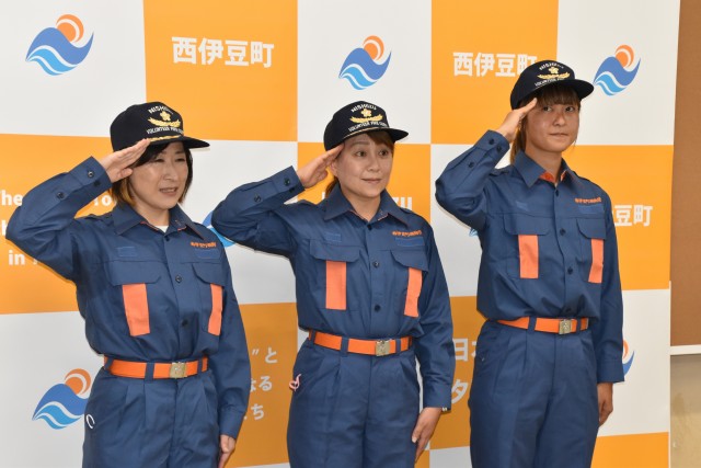 西伊豆町消防団初の女性消防団員となった朝倉さん、渡辺さん、小村さん（左から）＝同町役場