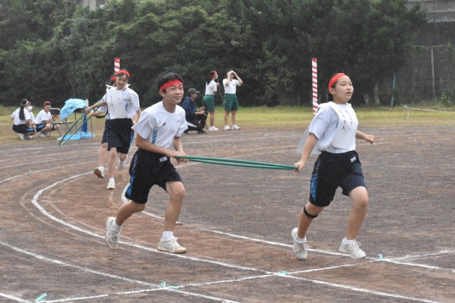 借り人競走で条件に合う生徒とともに走る選手（右）＝下田市の稲生沢中