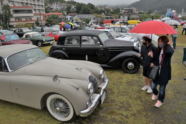 県内外から集まった世界の名車・旧車たち＝熱海市の長浜海浜公園