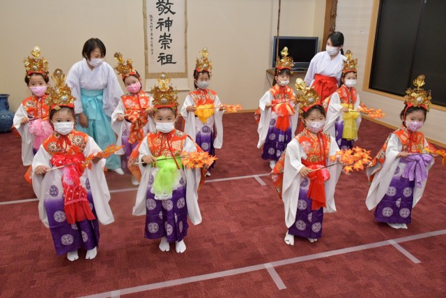 本番の衣装を着て稽古に励む子どもたち＝熱海市桜町の今宮神社