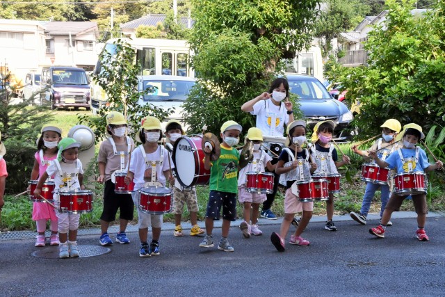 鼓笛隊として元気いっぱいに演奏する園児たち＝松崎町江奈の松崎十字の園