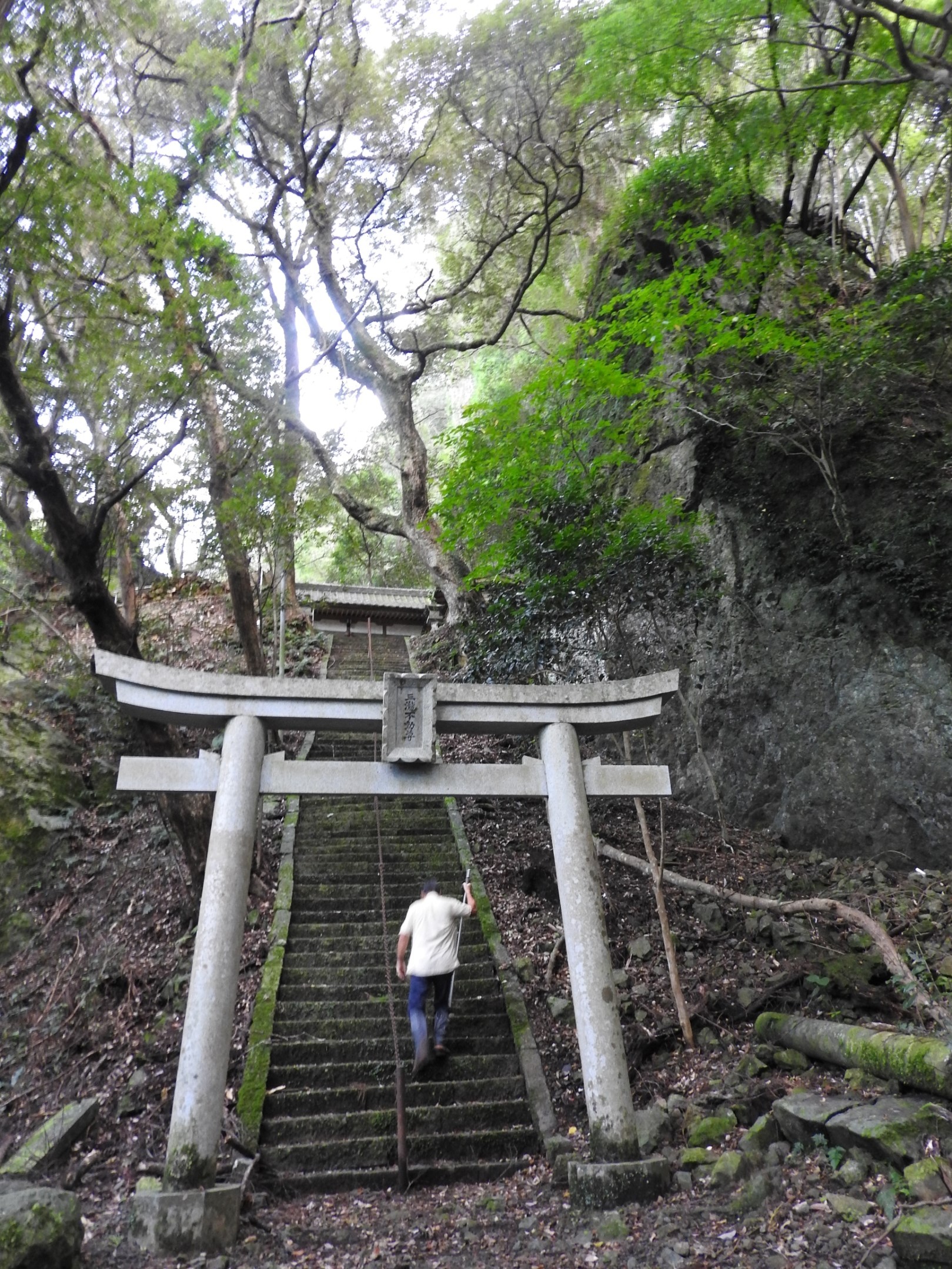 長い階段を上がると三滝神社。周囲には巨岩や滝があり、ジオ的にも面白いエリア。神社裏側に二の滝がある