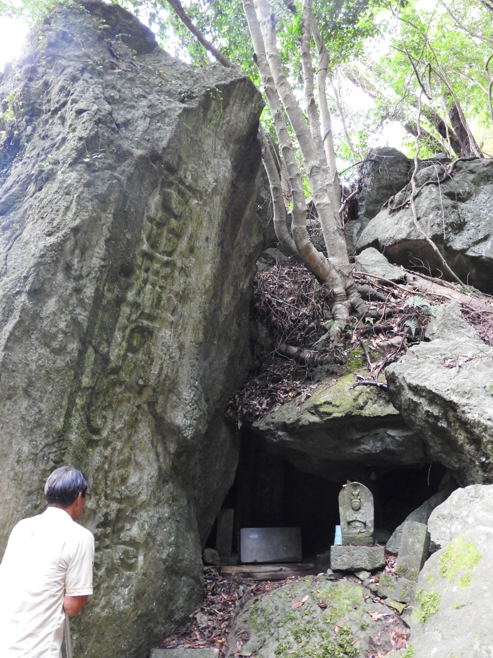 三滝神社に行く途中にある岩観音。江戸時代、行者が岩穴で生活し、滝に打たれ改心の行をした。穴の中や周囲には石仏が多くある