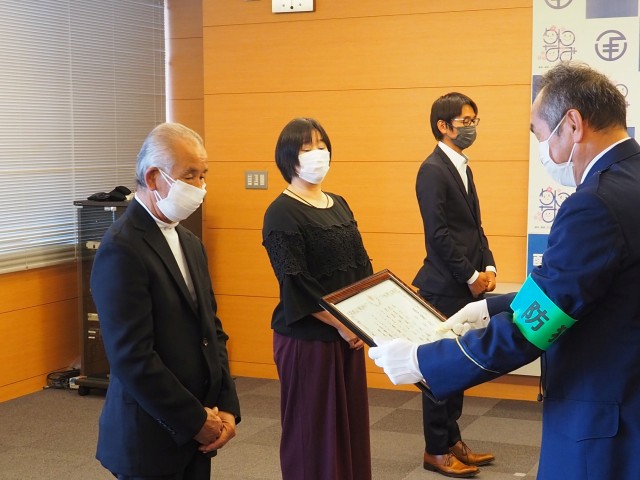 内田署長から感謝状を受ける（左から）今井さんと伊藤さん、芹沢さん＝函南町役場
