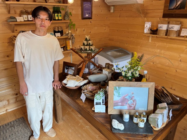 コーヒーと自然食品の店「ＮＥＥＤ　Ｕ」を運営する板橋さん＝下田市吉佐美