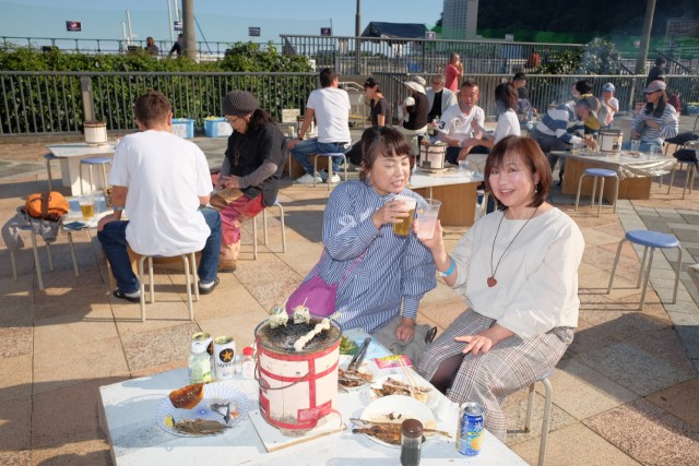 久々の「ビールフェスタ」で浜焼きと飲酒を楽しむ観光客＝熱海市渚町