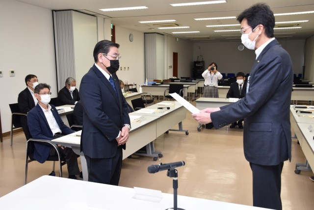 代表して斉藤市長（右）から委嘱状交付を受ける池田委員＝熱海市役所