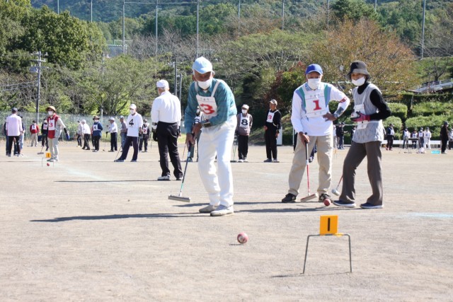 第１ゲート通過を狙う参加者＝伊豆の国市の韮山運動公園多目的広場
