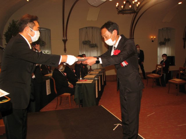 石渡会頭から表彰される優良従業員の榊さん（右）＝三島市本町のみしまプラザホテル