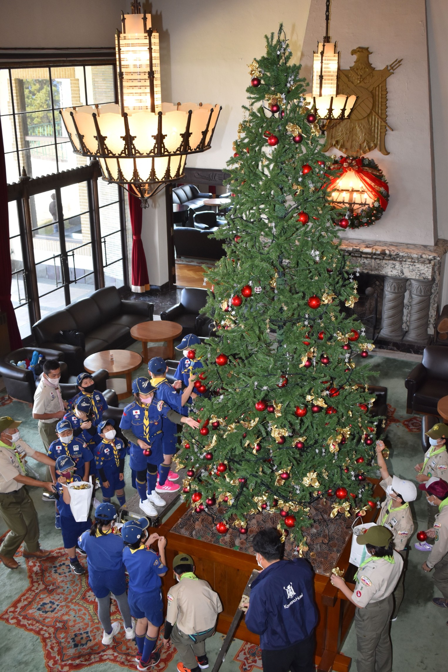 クリスマスツリーの飾り付けを手伝うスカウトたち＝伊東市川奈の川奈ホテル