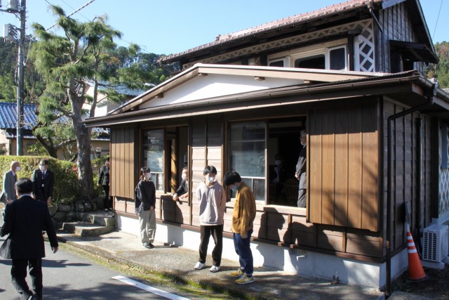 修繕工事がほぼ終了した「上の家」を見学するお披露目会出席者＝伊豆市湯ケ島