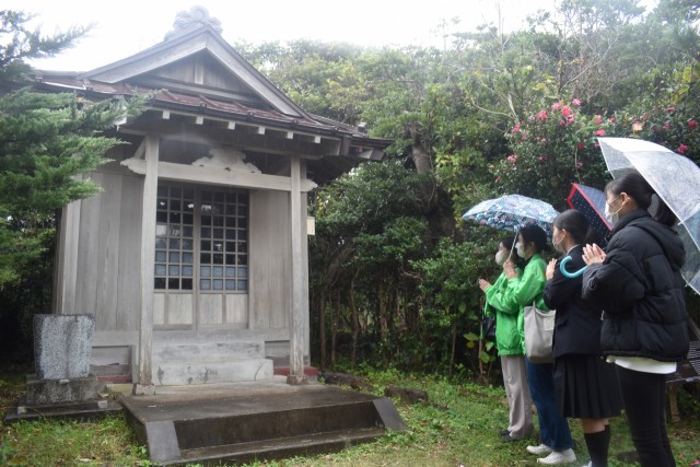 フィールドワークで恵比須神社を見て回る参加者＝下田市須崎の恵比須島