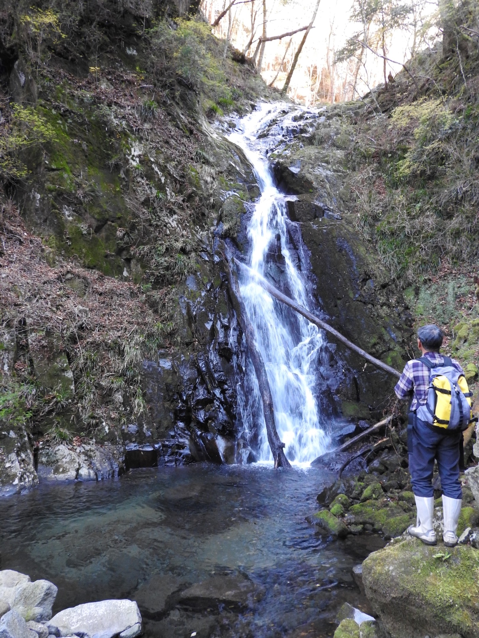 長野川の最上流にある知る人は少数の滝。この角度からではあまり高さが感じられないが２０メートルほどある。この滝上で水がぱったり消える