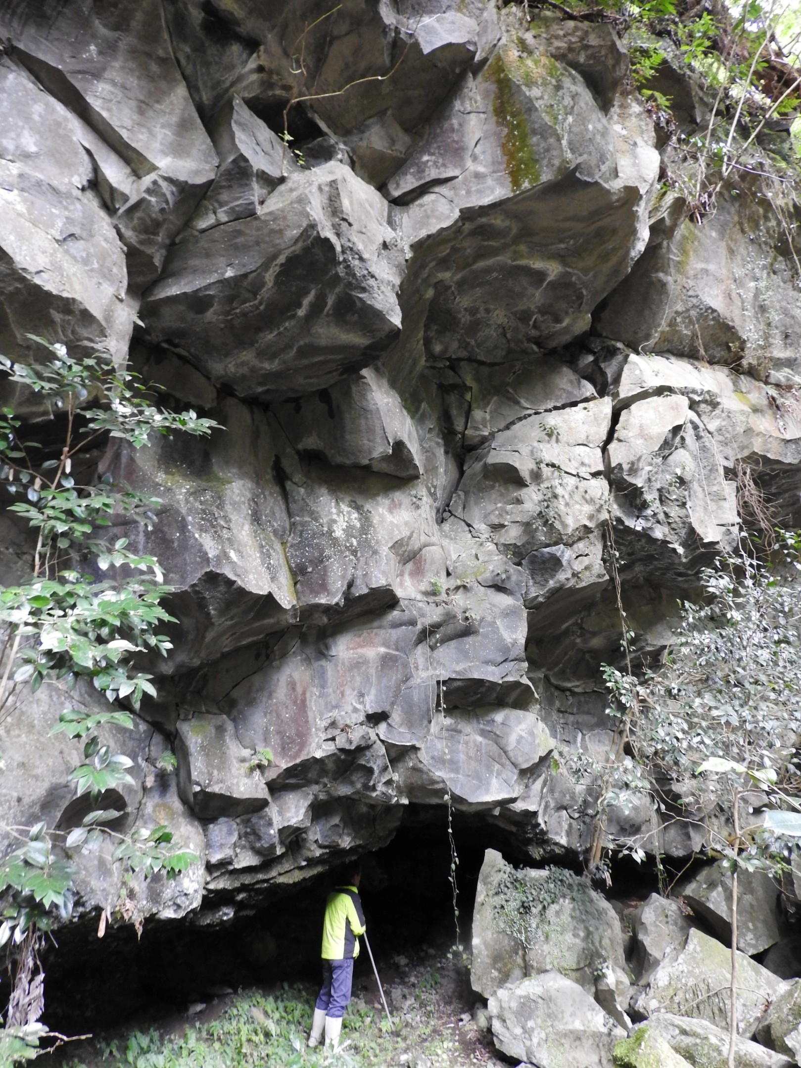 溶岩流の到達点である長野台地末端はご覧のような溶岩の巨壁が見られる。この下に尼僧らが修行した比丘尼の穴がある。今は埋まる