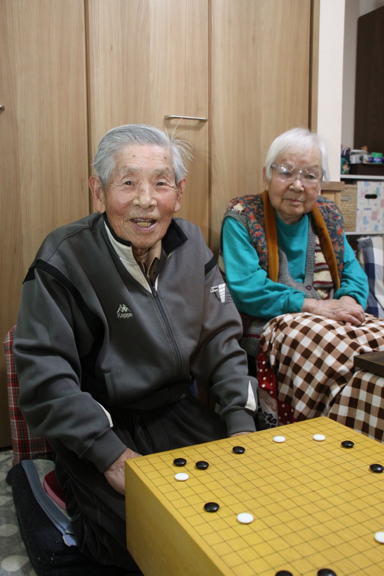 松子さん（右）の見守る前で囲碁の魅力などを語る相川さん＝伊豆の国市内