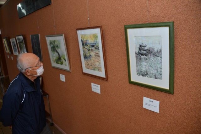 みずみずしい風景画１１点を展示した平尾さんの水彩画展＝下田市民文化会館