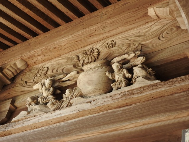 拝殿側面、枡合の蟇股の彫刻