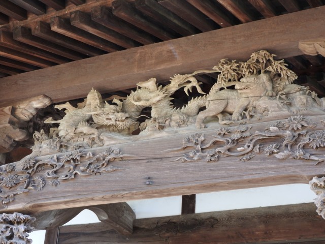 細部まで手の込んだ見事な彫刻が向拝を飾る＝醍醐院