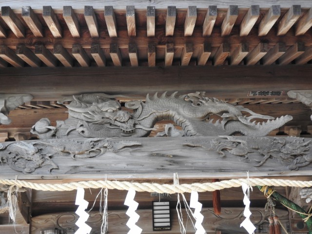 拝殿正面の向拝の蟇股（かえるまた）を飾る龍の彫刻