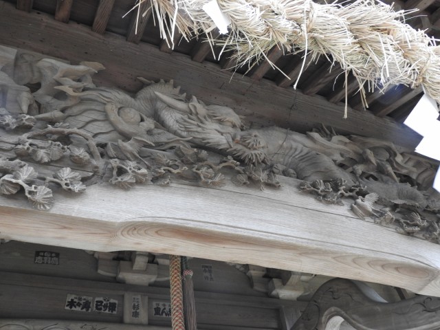 龍など向拝の彫刻も目を見張る＝上３点は熊野神社