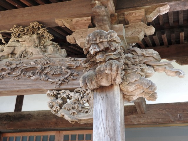 獅子と木鼻のほか、細部も見事な彫りが見る人を圧倒する彫刻＝醍醐院