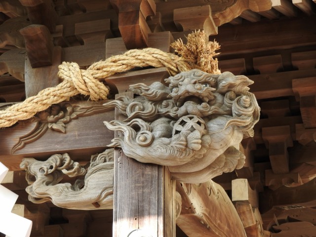 貴船神社・祖霊社の鞠（まり）を抱える獅子の彫刻は半兵衛の作風とは異なるか？—と帆苅さんは言う