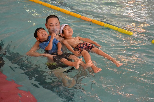 水泳教室で水とのふれあいを楽しむ宇佐美保育園の園児たち＝伊東市の宇佐美スイミングクラブ（２４日）