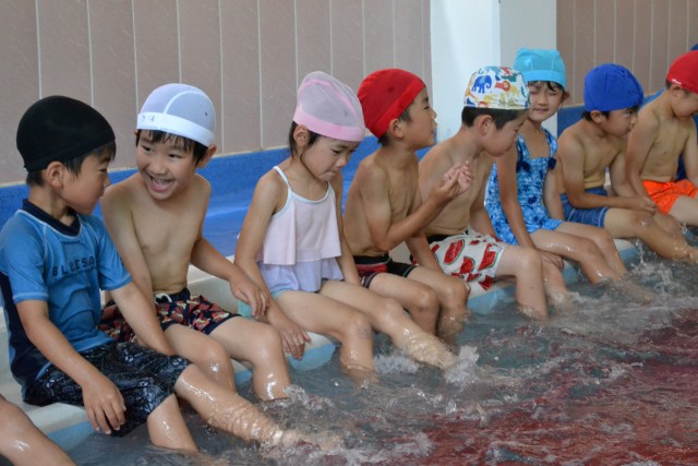 水泳教室で水との触れ合いを楽しむ宇佐美保育園の園児たち＝伊東市の宇佐美スイミングクラブ（２４日）