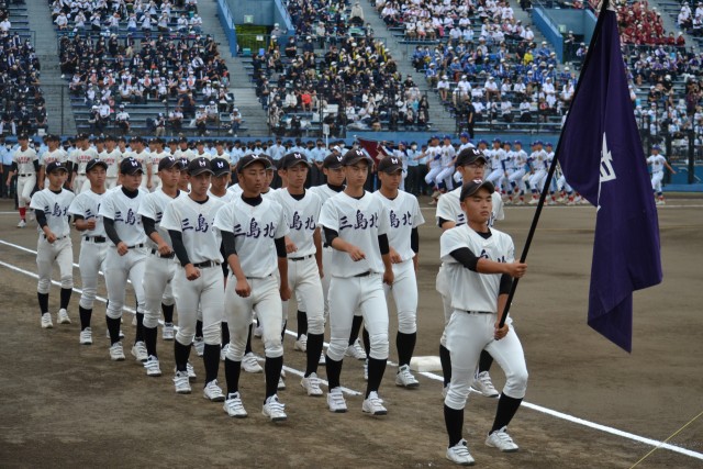 全国高校野球選手権静岡大会の開会式で堂々と行進する三島北の選手たち＝静岡市の草薙球場