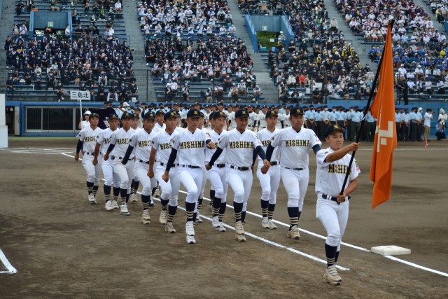 全国高校野球選手権静岡大会の開会式で堂々と行進する三島南の選手たち＝静岡市の草薙球場