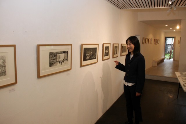 展示作品を前に語る田中さん＝伊豆の国市中の「ノアール・ノクタ」