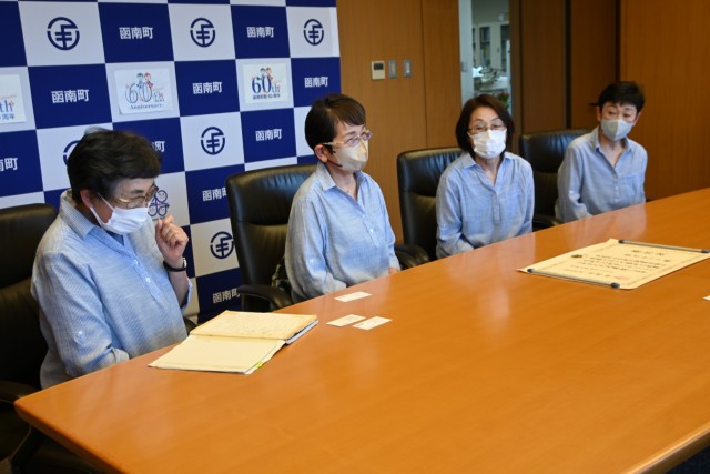 文部科学大臣表彰を受賞した「夢ポケット」の（左から）石井さん、三田さん、渡辺さん、中村さん＝函南町役場