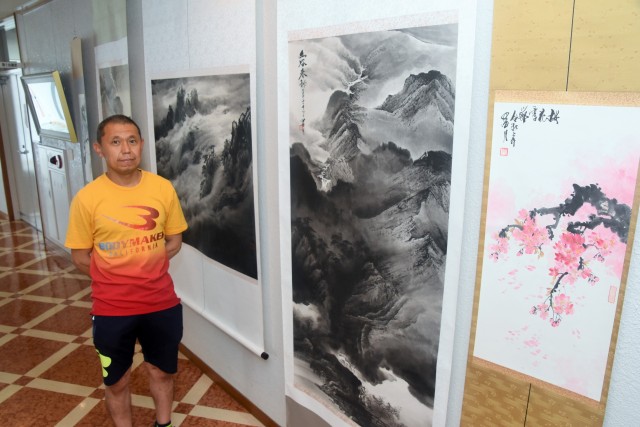 長年、水墨画創作に励み初の個展を開いた秋津さん＝伊豆市の修善寺生きいきプラザ
