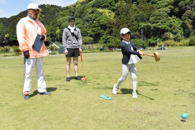 グラウンドゴルフを楽しむ参加者＝南伊豆町の青野川ふるさと公園