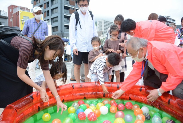 子どもたちの人気を集めたヨーヨーすくい＝熱海市渚町の親水公園