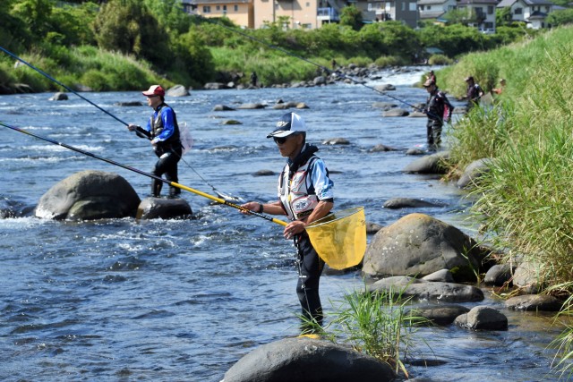 アユ釣り解禁日初日、さおを並べる釣り人たち＝伊豆市の狩野川